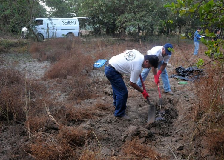 Encuentran los restos de 32 personas en una fosa en Guanajuato