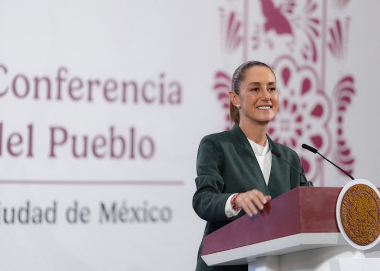 Sheinbaum afirma que no cambiará la relación con las familias del caso Ayotzinapa tras renuncia