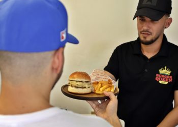 Starbucks, Burger King o KFC: los cubanos adaptan las franquicias