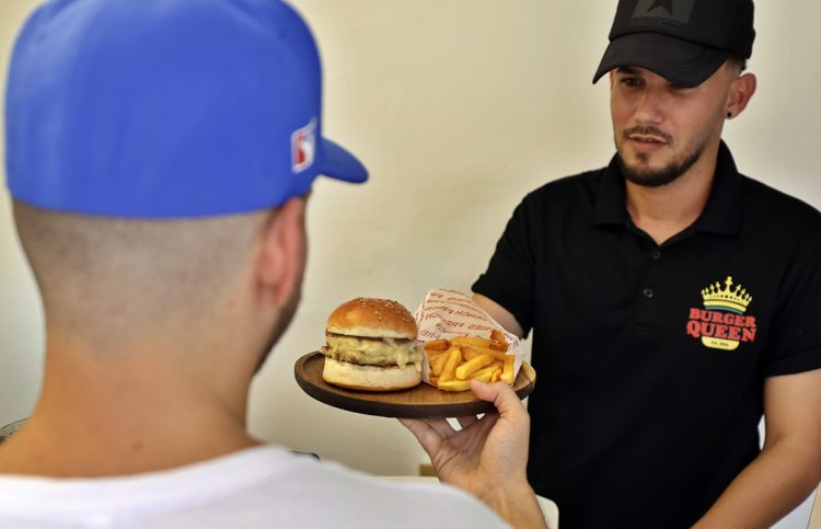 Starbucks, Burger King o KFC: los cubanos adaptan las franquicias
