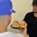 Starbucks, Burger King o KFC: los cubanos adaptan las franquicias