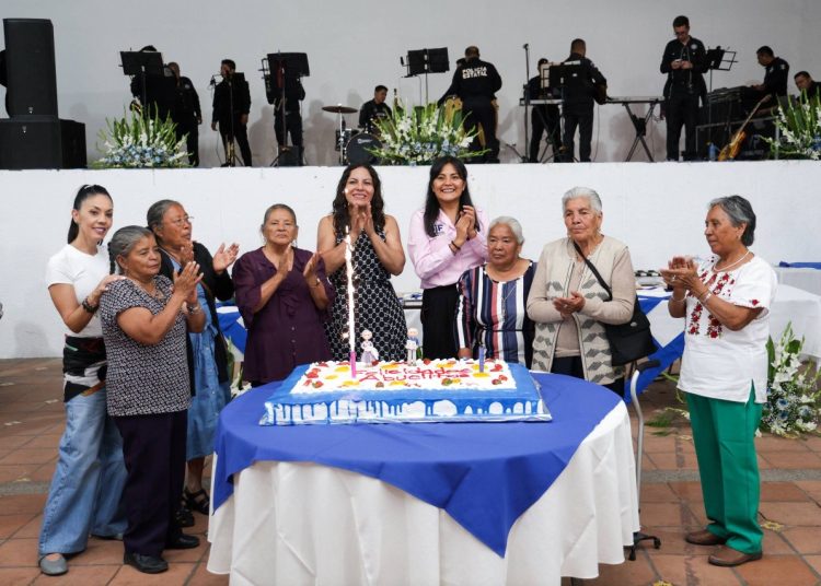 Celebra Lupita Cuautle a Personas Adultas Mayores en su día