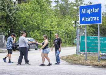 Rutilio Escandón visita el centro de detención ‘Alligator Alcatraz’