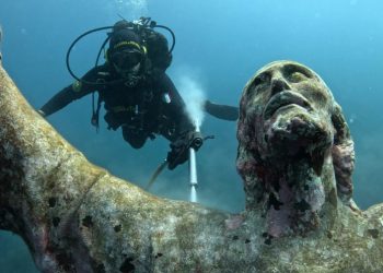 Limpian la escultura del Cristo del Abismo