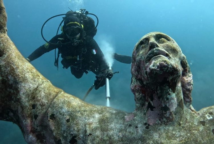 Limpian la escultura del Cristo del Abismo