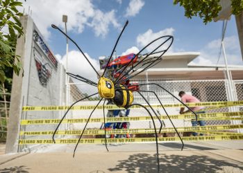 Un venezolano convierte chatarra en esculturas como una forma de recoger la basura