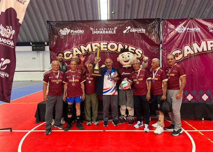 Adultos mayores demuestran su pasión deportiva en el Torneo de Barrios de Cachibol