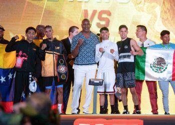 Evander Holyfield y otras figuras animan velada en Caracas