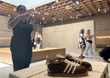 Exposición de calzado Adidas de Bad Bunny genera interés en Museo de Arte de Puerto Rico