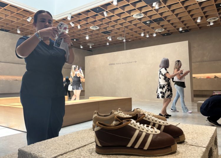 Exposición de calzado Adidas de Bad Bunny genera interés en Museo de Arte de Puerto Rico