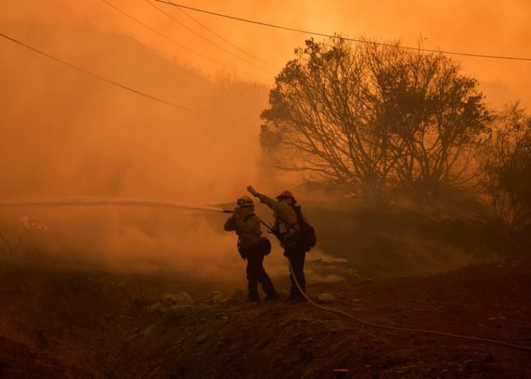 Dos incendios forestales avanzan en California