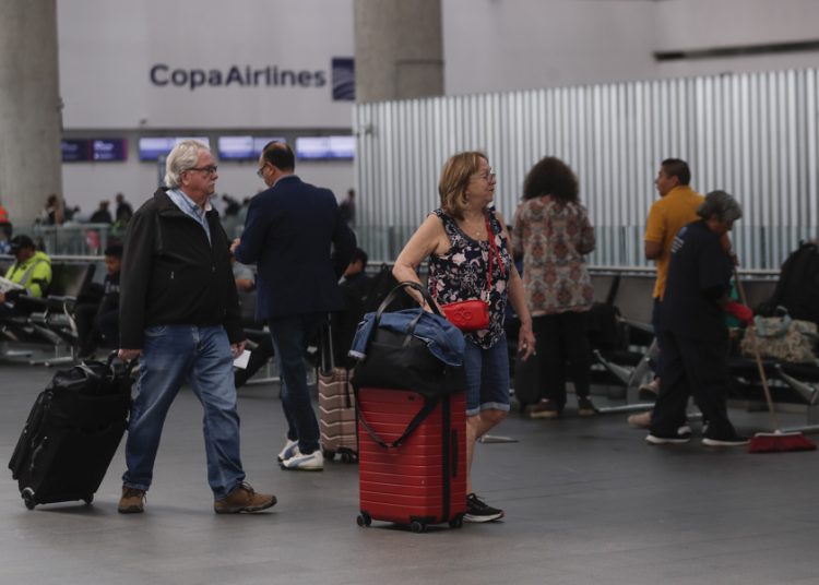 El aeropuerto de Ciudad de México reanuda su actividad tras fuertes lluvias