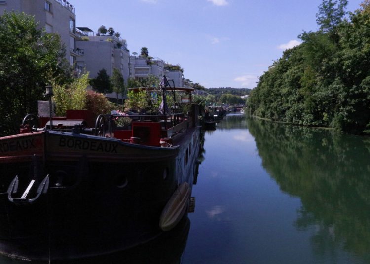 Más de cuarenta años viviendo en una ‘péniche’ en el Sena