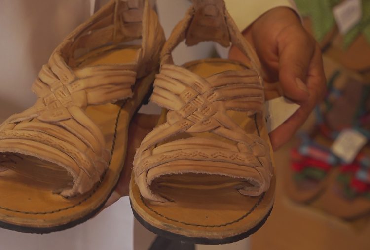 Adidas ofrece disculpa pública por apropiación de huaraches de Oaxaca