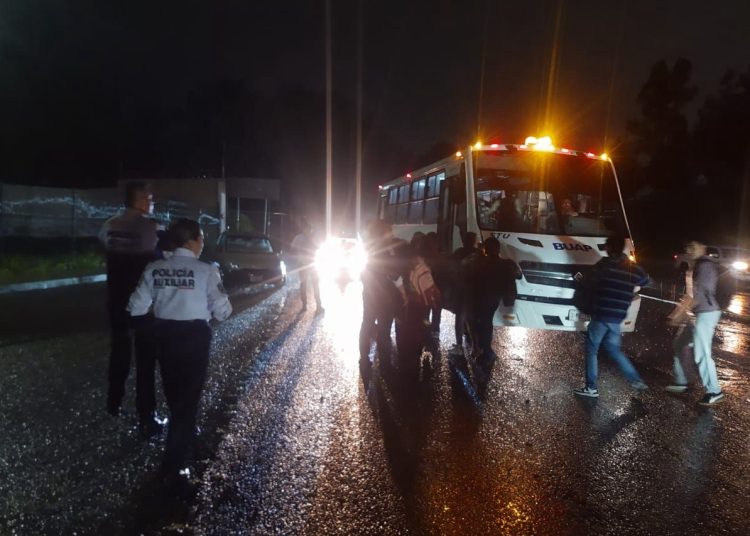 Brinda Policía Auxiliar apoyo a poblanos y estudiantes varados tras fuertes lluvias