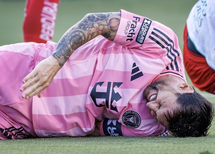 Messi abandona por lesión partido con Necaxa