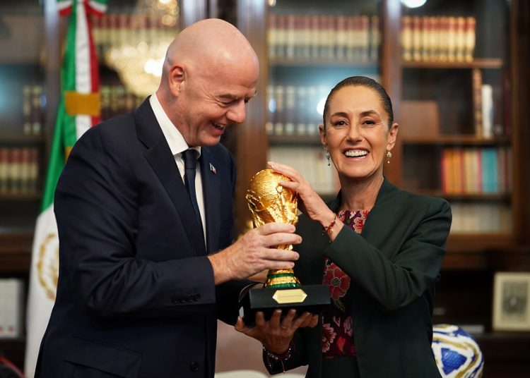 Infantino da a Sheinbaum réplica gigante de entrada al partido inaugural del Mundial 2026