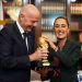 Infantino da a Sheinbaum réplica gigante de entrada al partido inaugural del Mundial 2026