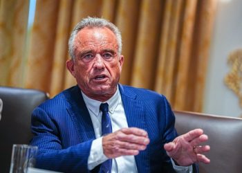 El secretario de Salud de EE.UU., señala posible vinculación entre antidepresivos y tiroteos