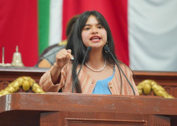 “¿Qué clase de actitud es esta?”: Ana Karen regaña a diputados en entrega de premio