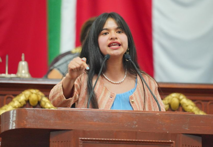 “¿Qué clase de actitud es esta?”: Ana Karen regaña a diputados en entrega de premio