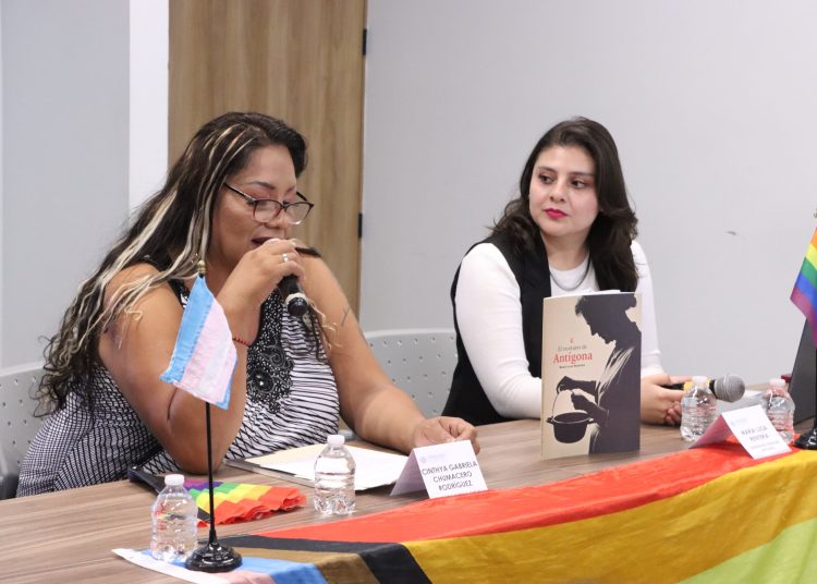 GabyChumacero encabeza la presentación de El recetario de Antígona y Los muertos no hablan
