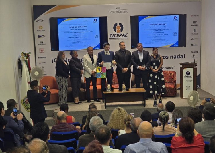 Reconocen a alumno Anáhuac Puebla como Estudiante Sobresaliente del Año