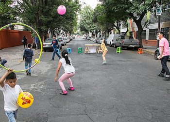 Los niños prefieren jugar con vecinos