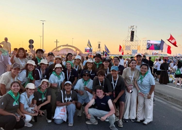 Estudiantes de la Anáhuac Puebla viven el Jubileo y saludan al papa en Roma