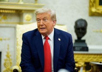 Trump amenaza quitar fondos a escuelas de California que no sigan su política trans