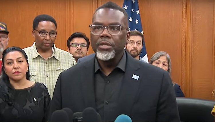 Alcalde de Chicago ordena a funcionarios locales no colaborar con agentes federales