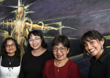Estudiantes de Artes realizan mural en la Facultad de Psicología por sus 60 años