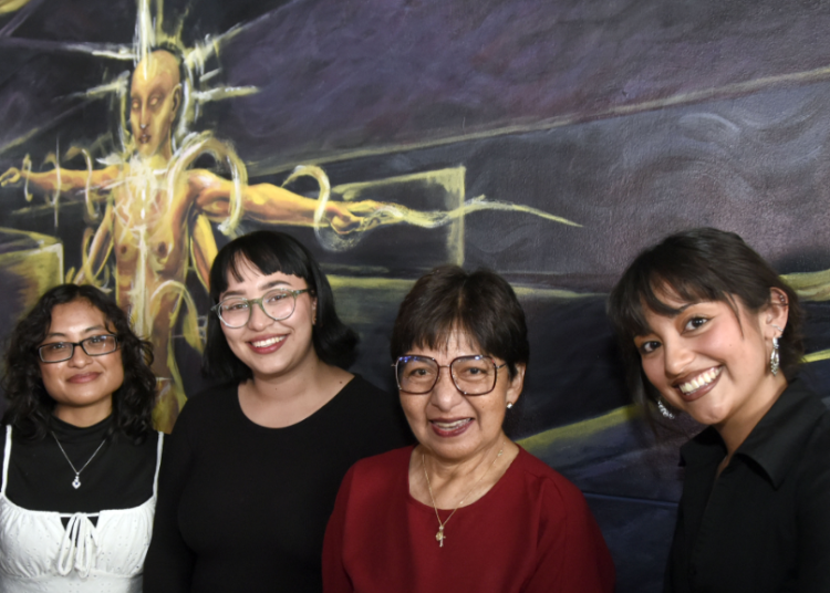 Estudiantes de Artes realizan mural en la Facultad de Psicología por sus 60 años