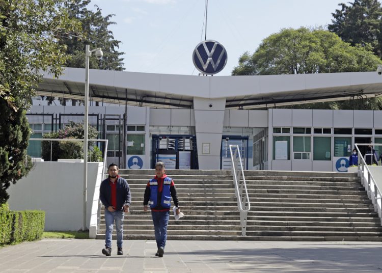 Planta de Volkswagen evita huelga tras acuerdo salarial con el sindicato