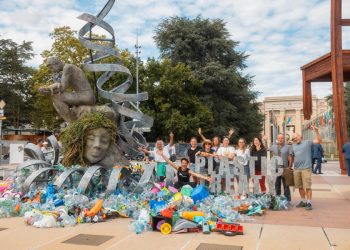 Estatua en la ONU busca alertar sobre los plásticos
