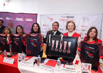 Presentan playera y medalla de la carrera de la Cruz Roja 2025