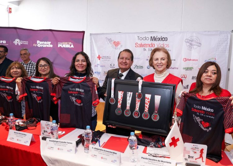 Presentan playera y medalla de la carrera de la Cruz Roja 2025
