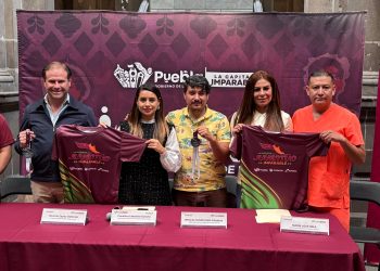 Presentan playera y medalla de la Carrera de la Juventud Imparable