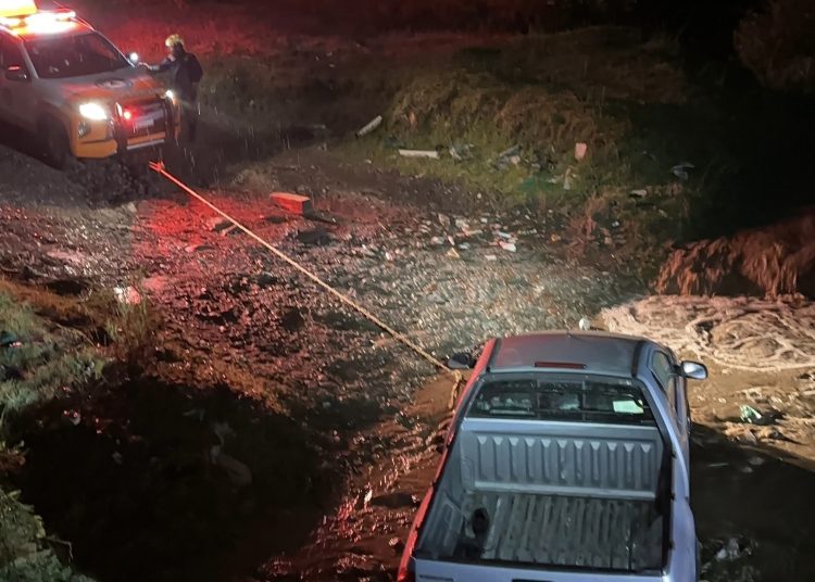 Protección Civil extrae a una persona varada en una barranca