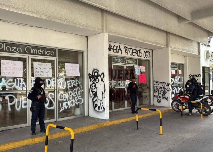 Integrantes “Unión de Pueblos de Cholula” y de la organización 28 de Octubre vandalizan  Conagua