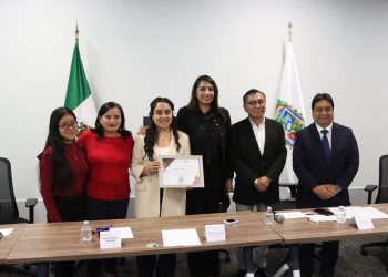 Reconocen en Congreso a jóvenes destacados en distintas áreas