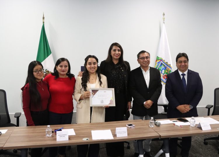 Reconocen en Congreso a jóvenes destacados en distintas áreas