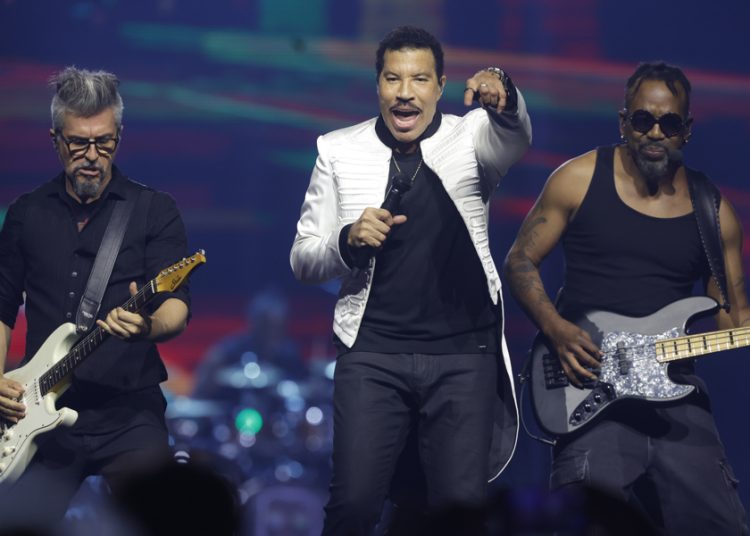 Madrid grita «Hello» a Lionel Richie en una noche de baladas míticas