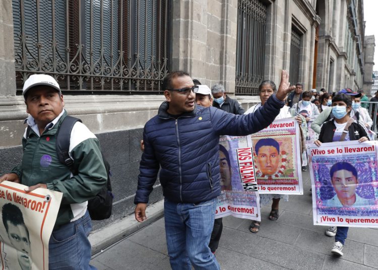 Renuncia abogado del caso de 43 estudiantes desaparecidos