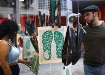 Con ‘huellas’ de zapatos, un colectivo visibiliza las desapariciones en México