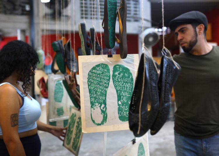 Con ‘huellas’ de zapatos, un colectivo visibiliza las desapariciones en México