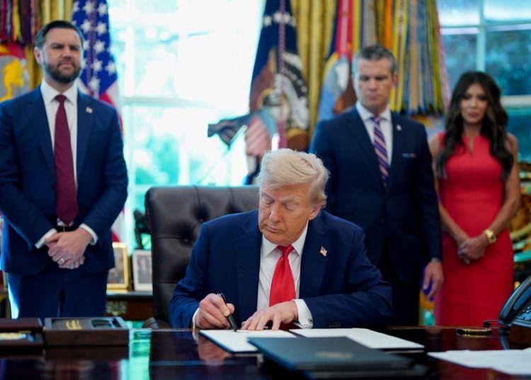 Trump firma una orden para procesar a quienes quemen la bandera de EE.UU.