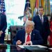 Trump firma una orden para procesar a quienes quemen la bandera de EE.UU.