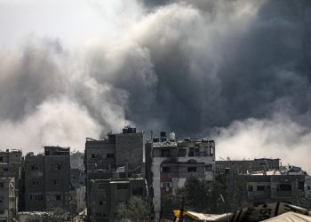 Israel mata a más de 100 palestinos y sigue destruyendo la ciudad de Gaza
