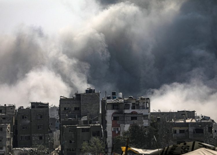 Israel mata a más de 100 palestinos y sigue destruyendo la ciudad de Gaza
